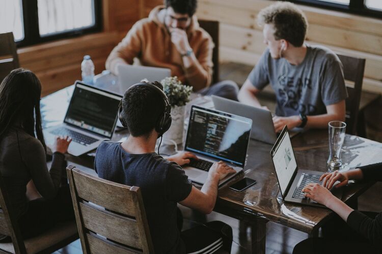 Participantes trabajando en equipo durante un hackatón